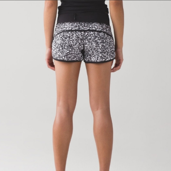 Lululemon Speed Short White Black 2.5" Ice Breaker Size 6 - Picture 3 of 7